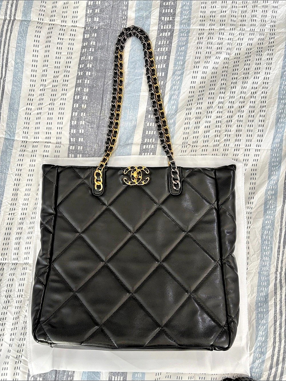 Large Bag Quilted Chain mixed toned Shoulder Bag in Black